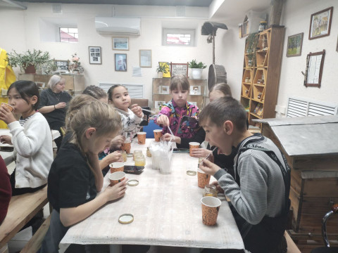 В гостях у тружениц-пчёл - третьеклассники школы №25